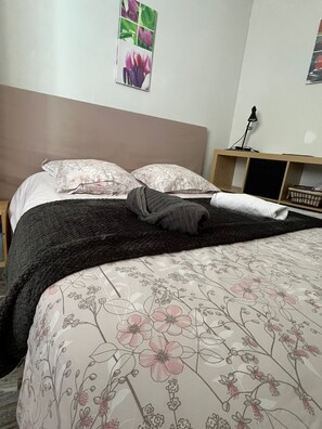 1 chambre, fer et planche Ă repasser, Wi-Fi, draps fournis