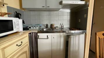 Micro-ondes, four, plaque de cuisson