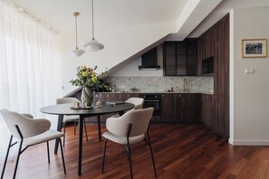 Departamento Confort | Cocineta privada | Cafetera y tetera, tetera eléctrica y condimentos