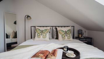 Iron/ironing board, free WiFi, bed sheets