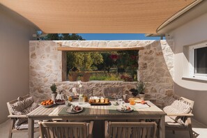 Outdoor dining - Alkinari Villa - 2 Bedrooms & Private Pool (Vasilikos)