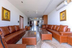 Flat-screen TV - Heartland Ganga View Villa Jacuzzi &lift (Rishikesh)
