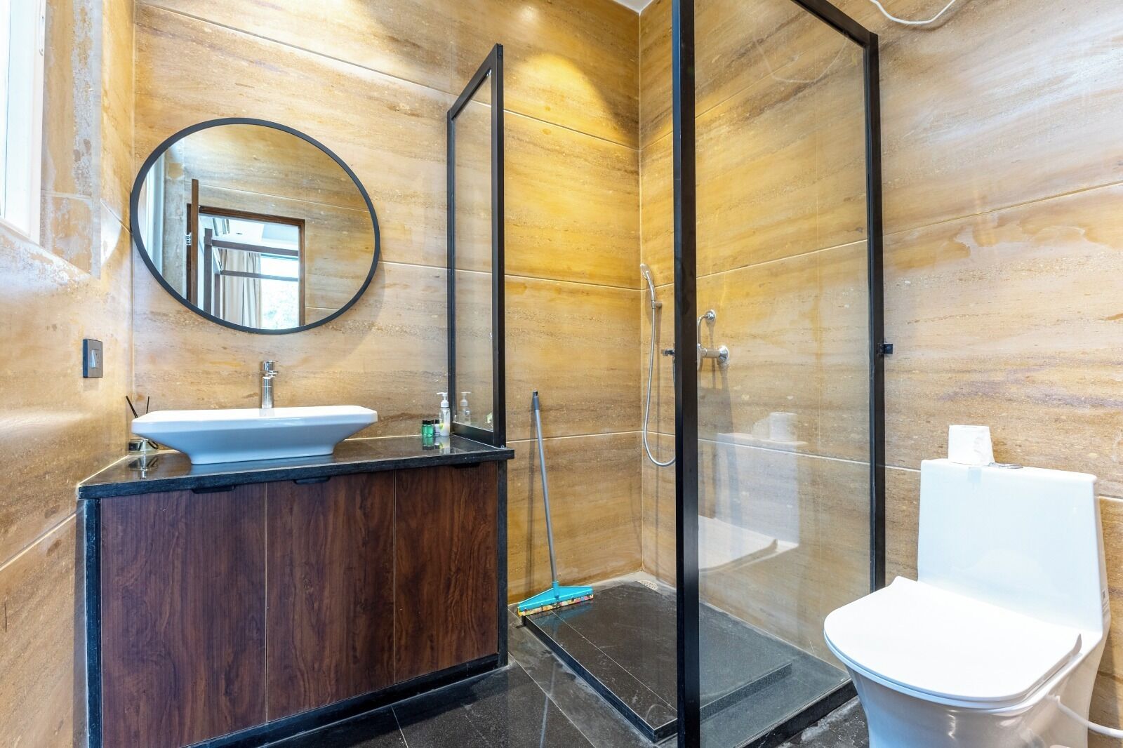 Regadera, amenidades de baño gratuitas, toallas, jabón 