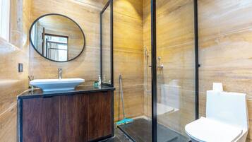 Regadera, amenidades de baño gratuitas, toallas, jabón