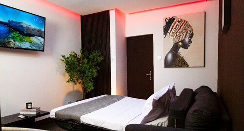 The Kamp: 2 Apts w/ Lounge, Bathtub, AC, WiFi, Smart TV, Laundry & 24/7 Security