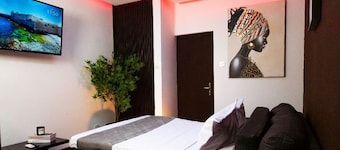 The Kamp: 2 Apts w/ Lounge, Bathtub, AC, WiFi, Smart TV, Laundry & 24/7 Security