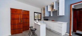 The Kamp: 2 Apts w/ Lounge, Bathtub, AC, WiFi, Smart TV, Laundry & 24/7 Security