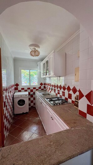 Fridge, stovetop, coffee/tea maker, electric kettle