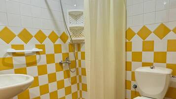 Douche, serviettes fournies, savon, papier toilette