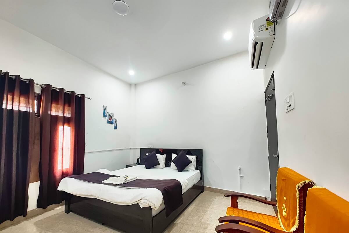 Hypo-allergenic bedding, desk, free WiFi, bed sheets