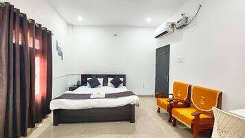 Deluxe Double Room | Hypo-allergenic bedding, in-room safe, desk, soundproofing