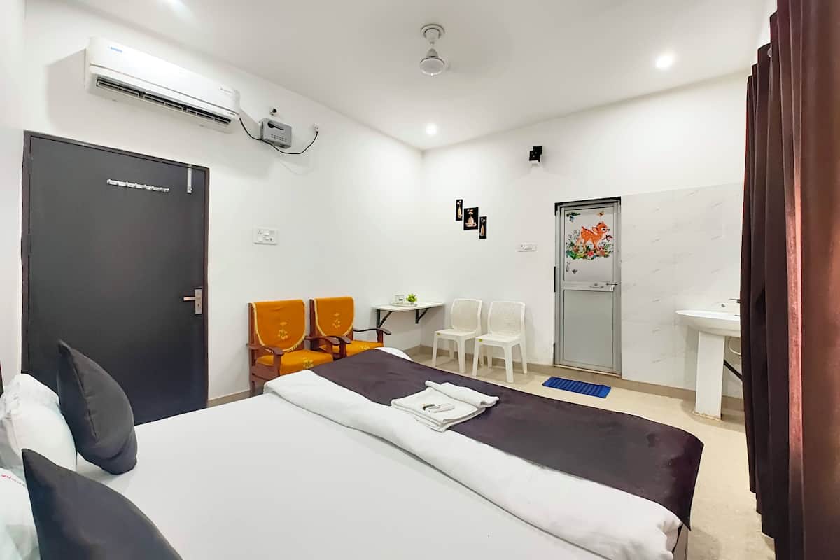 Habitación doble Deluxe, varias camas | Ropa de cama hipoalergénica y caja de seguridad en la habitación