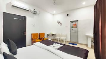 Deluxe Double Room, Multiple Beds | Hypo-allergenic bedding, in-room safe, desk, soundproofing