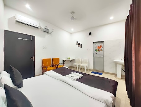 Ropa de cama hipoalergénica y caja de seguridad en la habitación