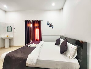 デラックス ダブルルーム | 低刺激性寝具、デスク、WiFi (無料)、ベッドシーツ
