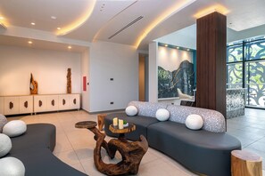 Coin salon dans le hall