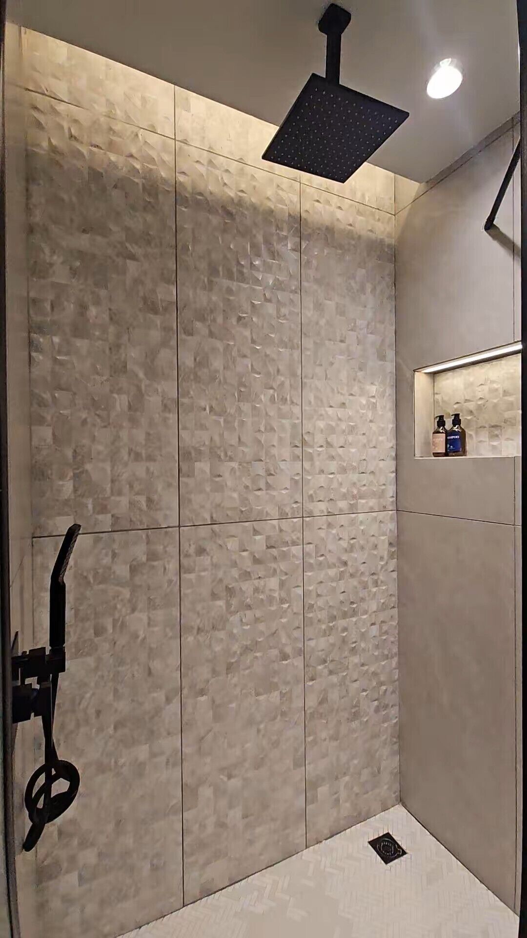 Shower, hair dryer, bathrobes, slippers