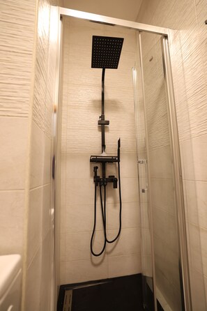 SĂšche-cheveux, serviettes fournies, savon, papier toilette