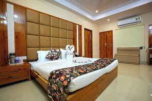 Regal Deluxe Room with Garden | 미니바, 객실 내 금고, 다리미/다리미판, 무료 WiFi