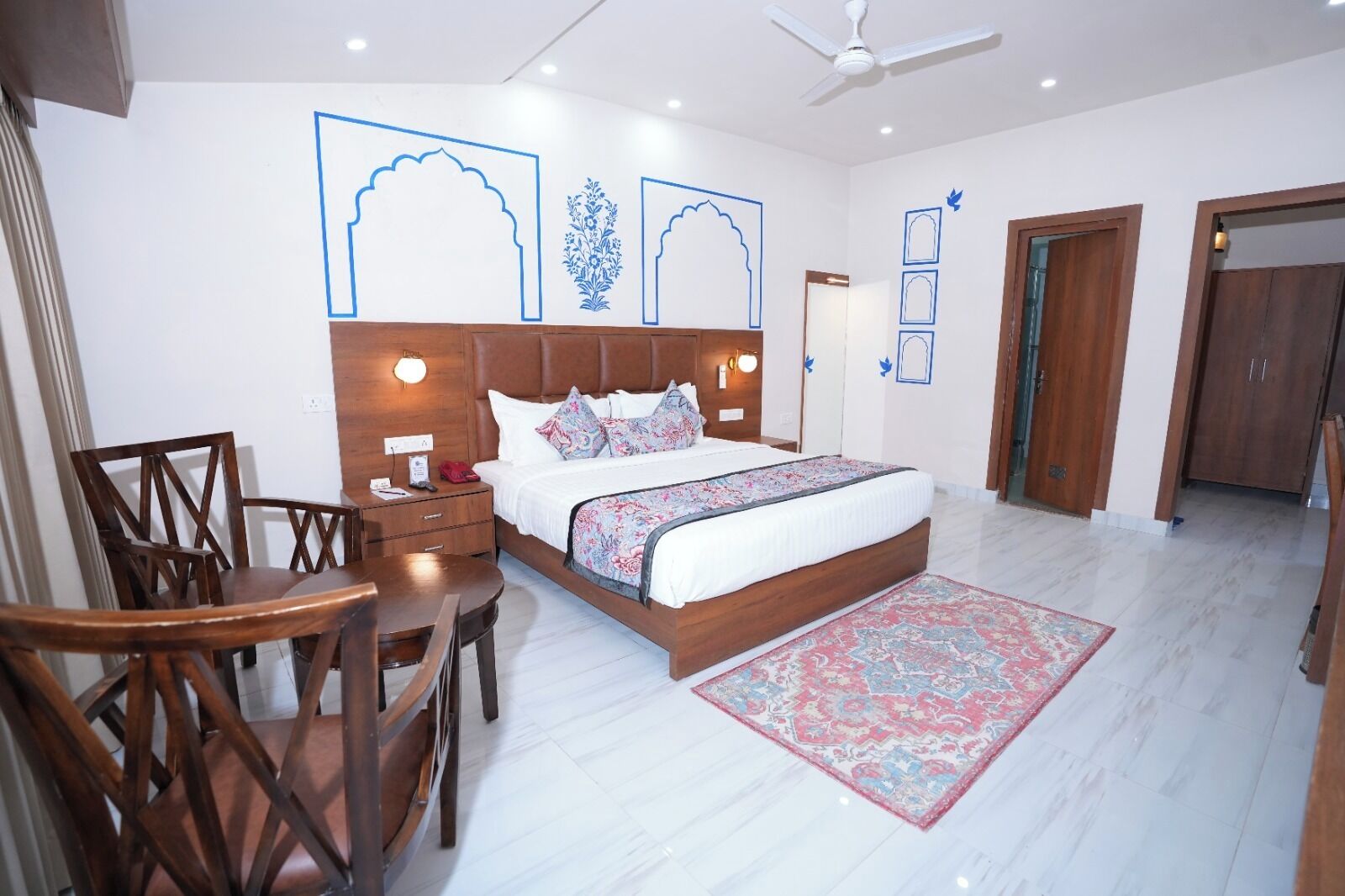 ميني بار وخزنة داخل الغرفة ومكواة/لوح كي وواي فاي مجانًا