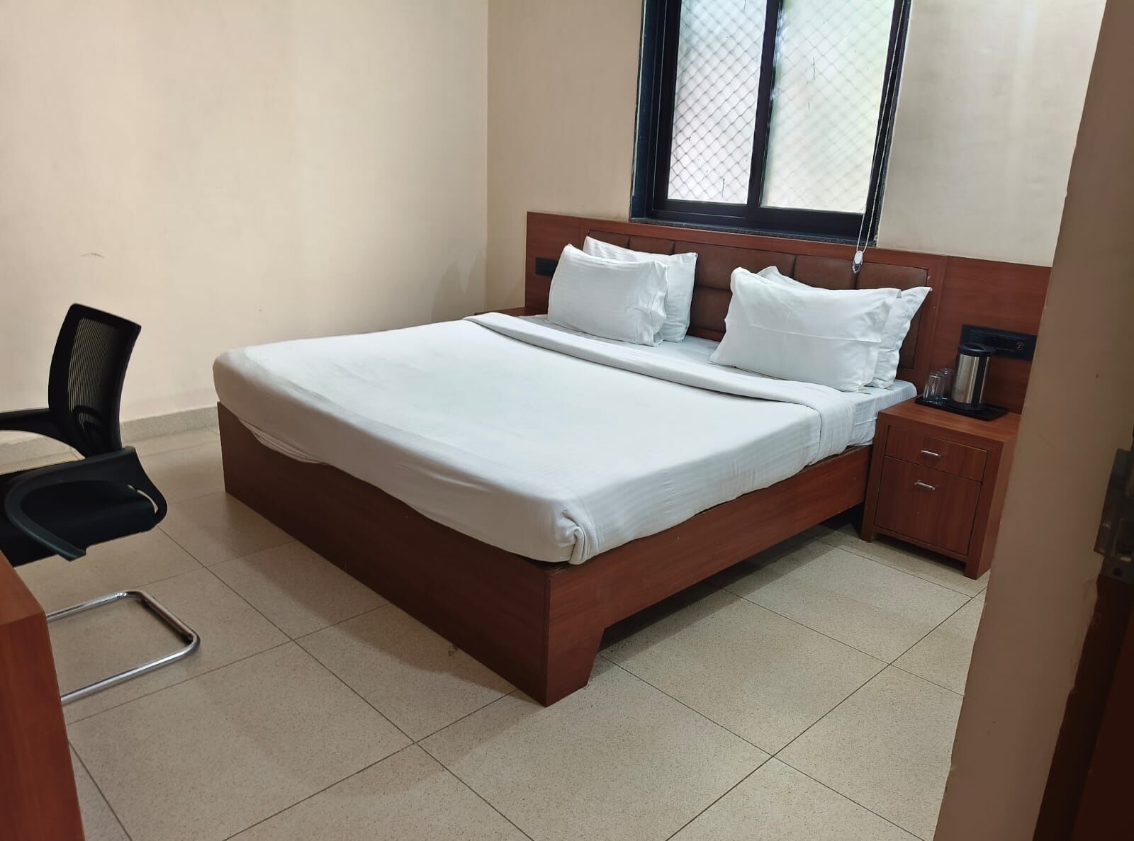 Standard Twin Room | Minibar, in-room safe, iron/ironing board, free WiFi