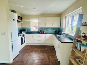 Microwave, oven, stovetop, dishwasher - Charming 2BD Country Bungalow on Working Farm in Kent Countryside (Detling)