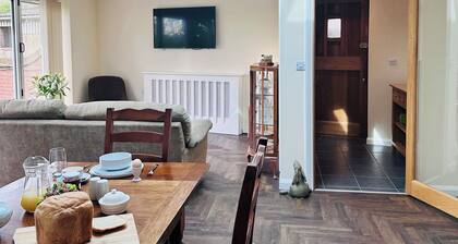 Charming 2BD Country Bungalow on Working Farm in Kent Countryside