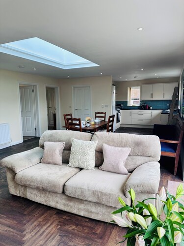 Charming 2BD Country Bungalow on Working Farm in Kent Countryside