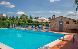 Een seizoensgebonden buitenzwembad