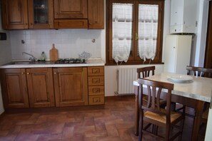 Classic-lejlighed - terrasse | Privat køkken | Køleskab, ovn, kogeplade, køkkentøj/tallerkener/redskaber