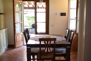 Comfort appartement, terras | Privékeuken | Een koelkast, een oven, een kookplaat, kookgerei, borden en bestek