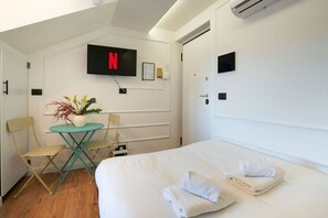 Room - [Torino] San Salvario Attic Room (Torino)