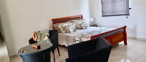 3 chambres, fer et planche à repasser, Wi-Fi, draps fournis