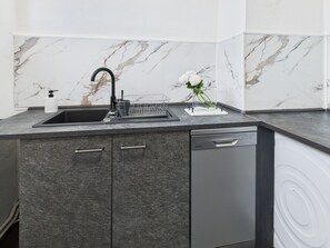 Mikrovågsugn, ugn, spishäll och diskmaskin