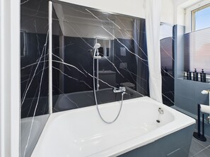 Haartrockner, Handtücher, Seife, Toilettenpapier