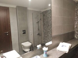 ห้องดีลักซ์ดับเบิล, ระเบียง, วิวทะเล | ห้องน้ำ | ไดร์เป่าผม, รองเท้าสวมภายในห้อง, ผ้าเช็ดตัว, สบู่