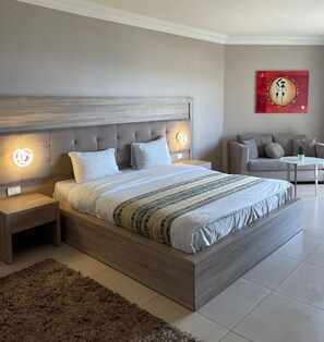 Dobbeltrom – superior, balkong, sjøutsikt | Safe på rommet, skrivebord og skrivebord for bærbar PC