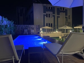 Piscina externa sazonal, guarda-sóis, espreguiçadeiras