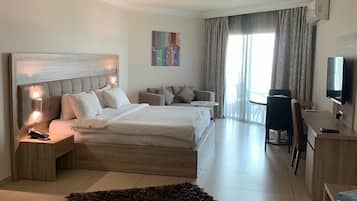 Deluxe-Doppelzimmer, Balkon, Meerblick | Zimmersafe, Schreibtisch, laptopgeeigneter Arbeitsplatz