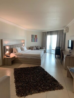 ห้องดีลักซ์ดับเบิล, ระเบียง, วิวทะเล | ตู้นิรภัยในห้องพัก, โต๊ะทำงาน, พื้นที่ทำงานแบบใช้แล็ปท็อป, ผ้าม่านกันแสง