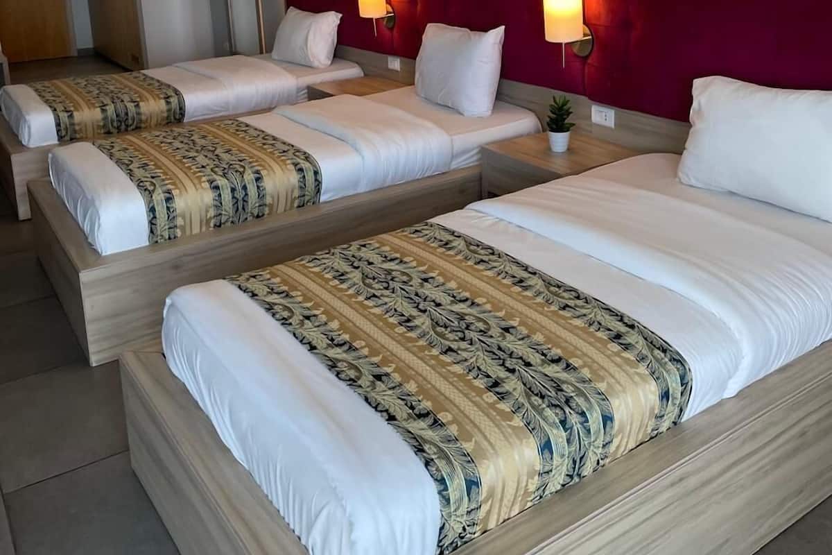 Superior-Dreibettzimmer, Balkon, Meerblick | Zimmersafe, Schreibtisch, laptopgeeigneter Arbeitsplatz