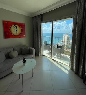 Quarto casal superior, sacada, vista para o mar | Cofres nos quartos, escrivaninha, espaço de trabalho para notebook