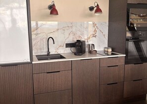 Een magnetron, een oven, een vaatwasser