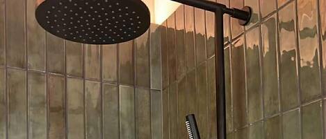 Douche, serviettes fournies, savon, papier toilette