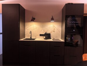 Een magnetron, een oven, een vaatwasser