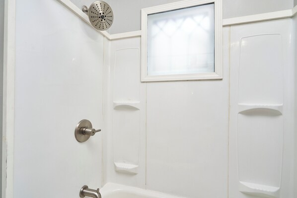 Sèche-cheveux, serviettes fournies, savon, papier toilette