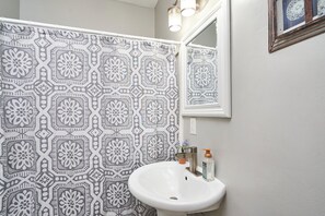 Sèche-cheveux, serviettes fournies, savon, papier toilette