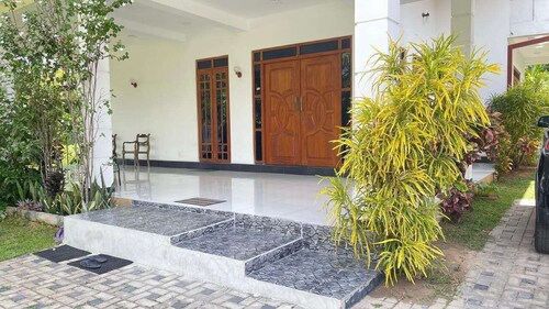 3-bedroom villa within 12-minute drive to  Bandaranike Airport.