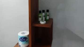 Pyyhkeet, saippua, vessapaperi