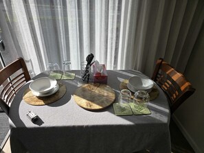 Studio, 1 Bedroom | Dining room
